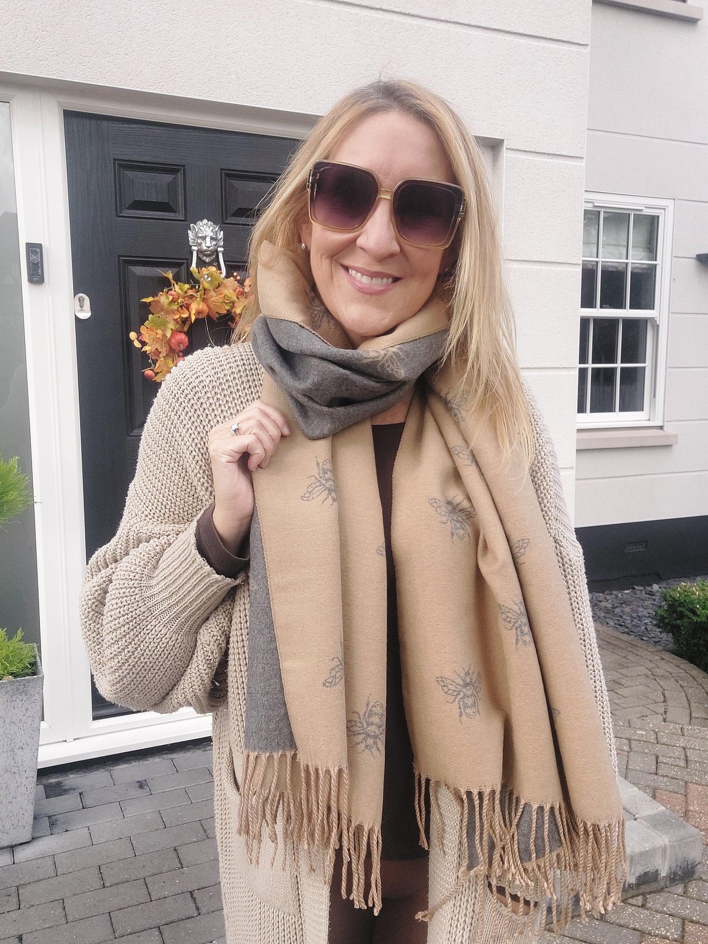 Reversible Bee Motif Cashmere Scarf In Beige