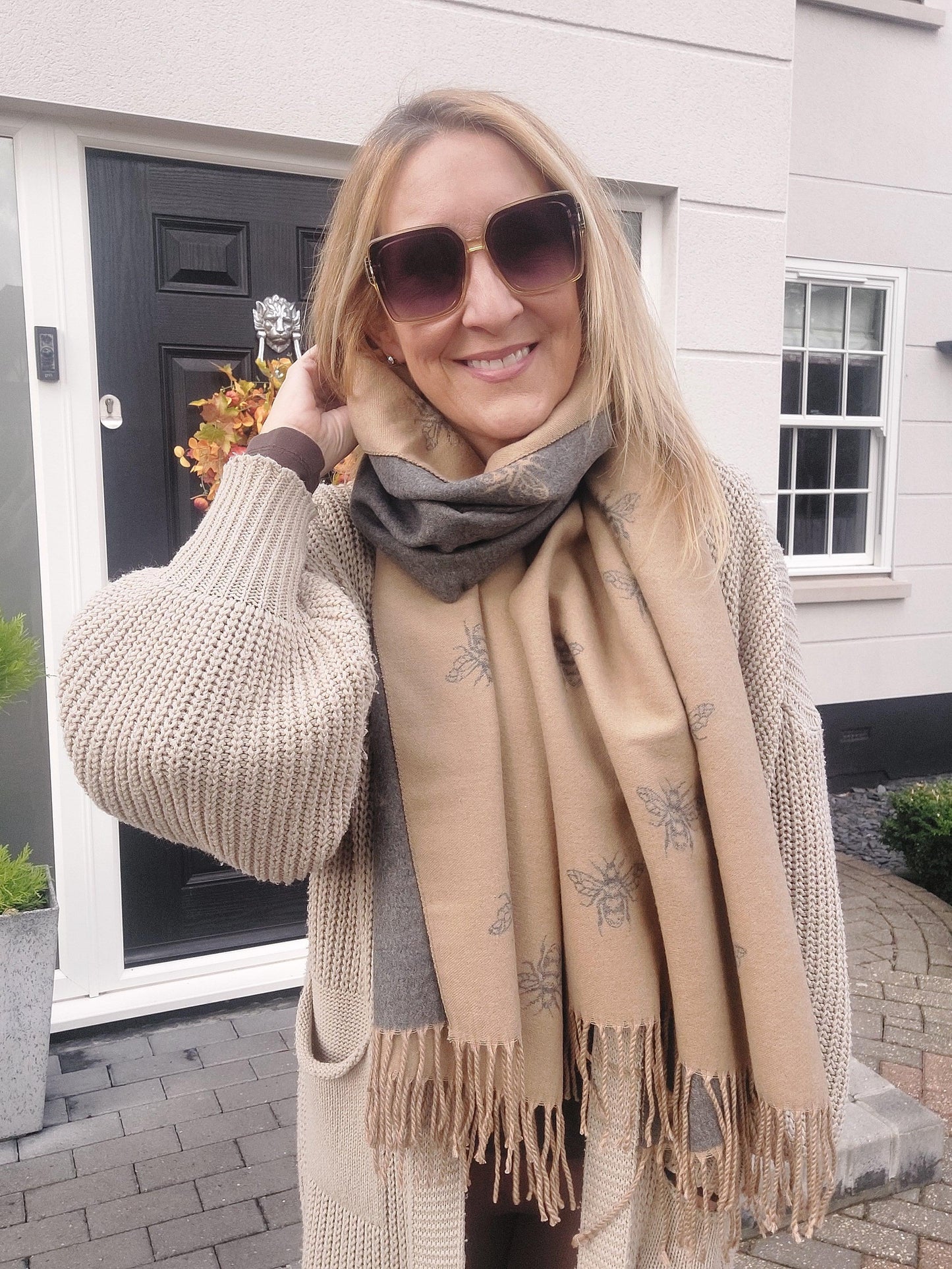 Reversible Bee Motif Cashmere Scarf In Beige