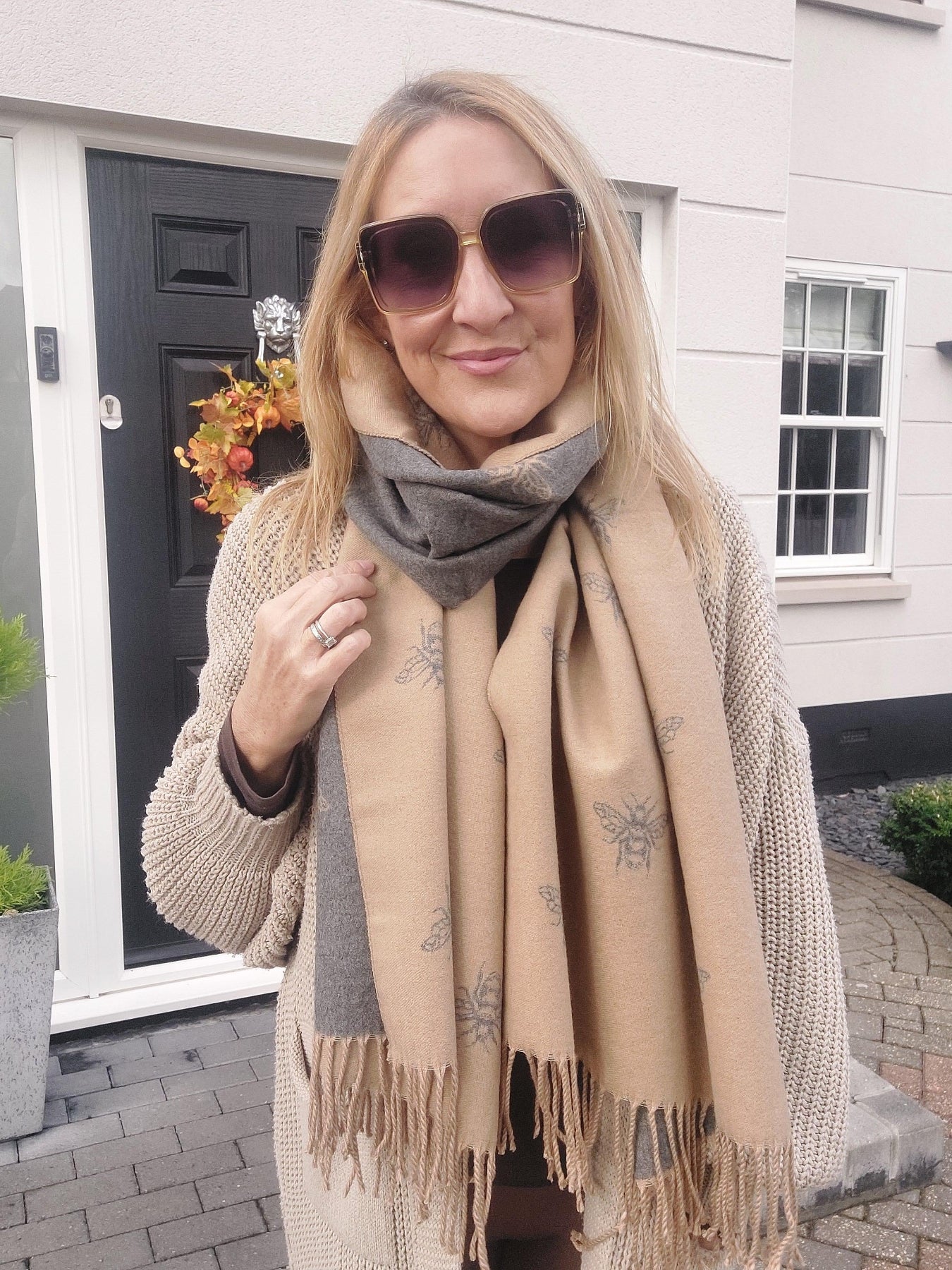 Reversible Bee Motif Cashmere Scarf In Beige