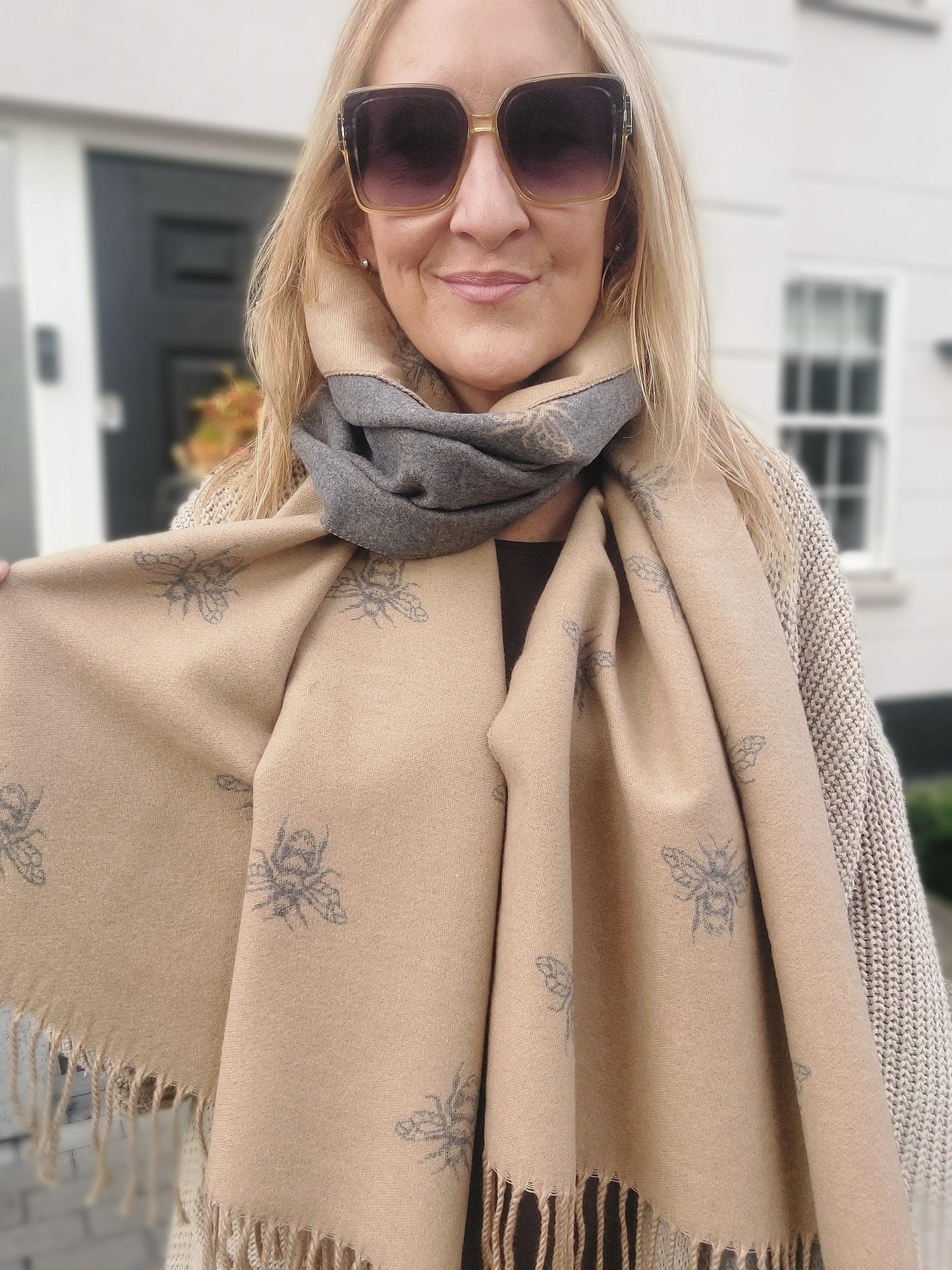 Reversible Bee Motif Cashmere Scarf In Beige