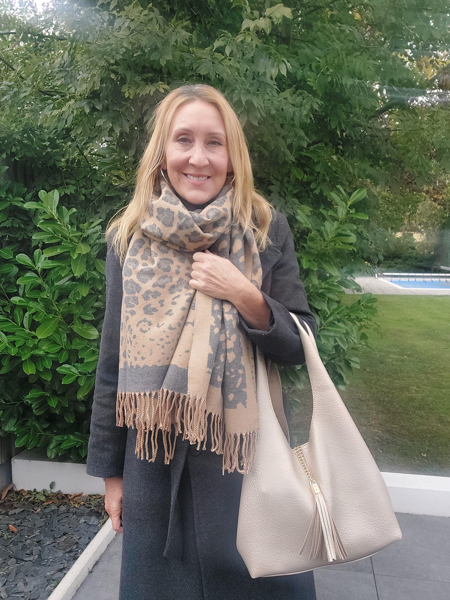 Reversible Leopard Print Cashmere Scarf In Grey/Beige