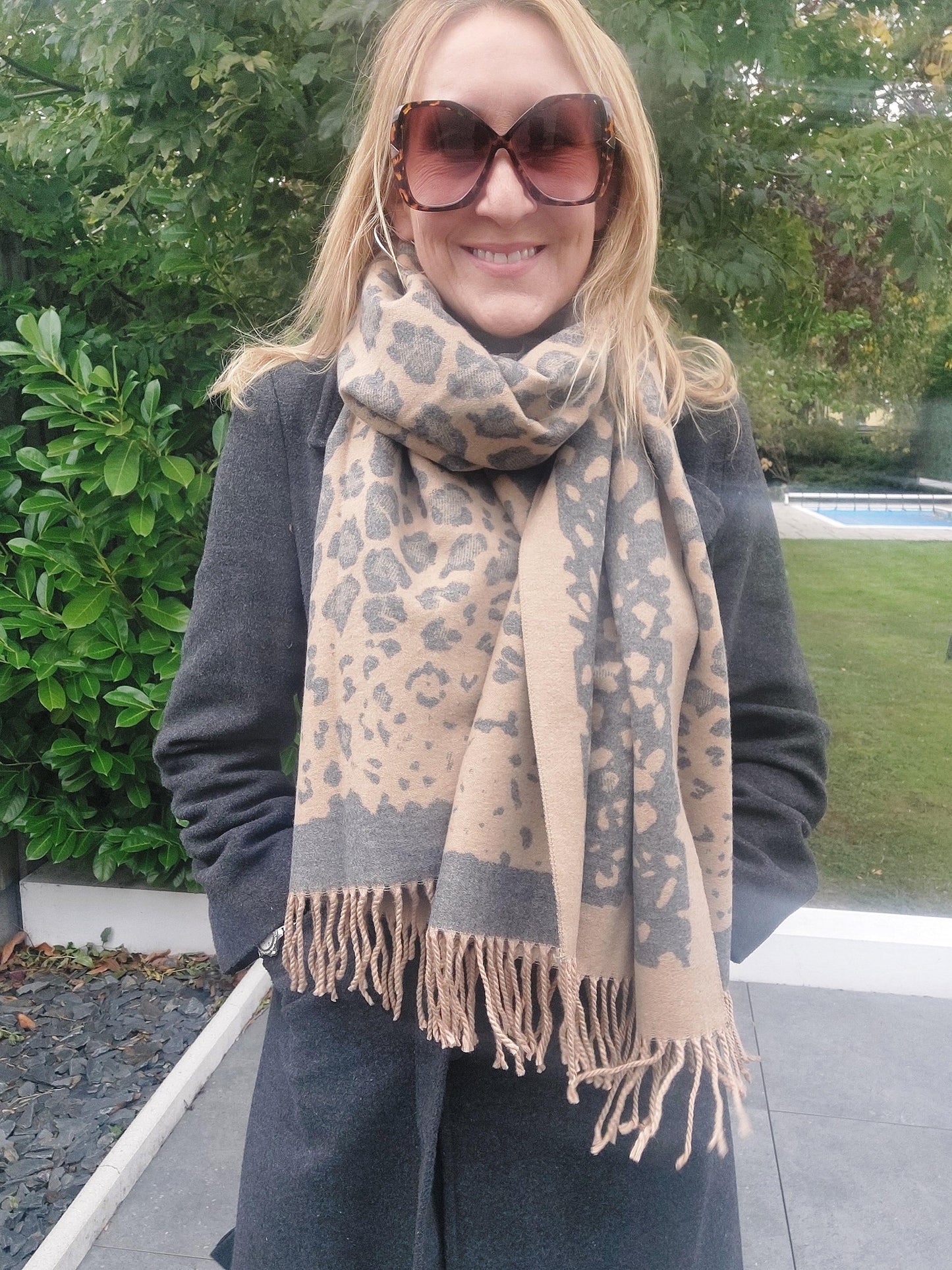 Reversible Leopard Print Cashmere Scarf In Grey/Beige