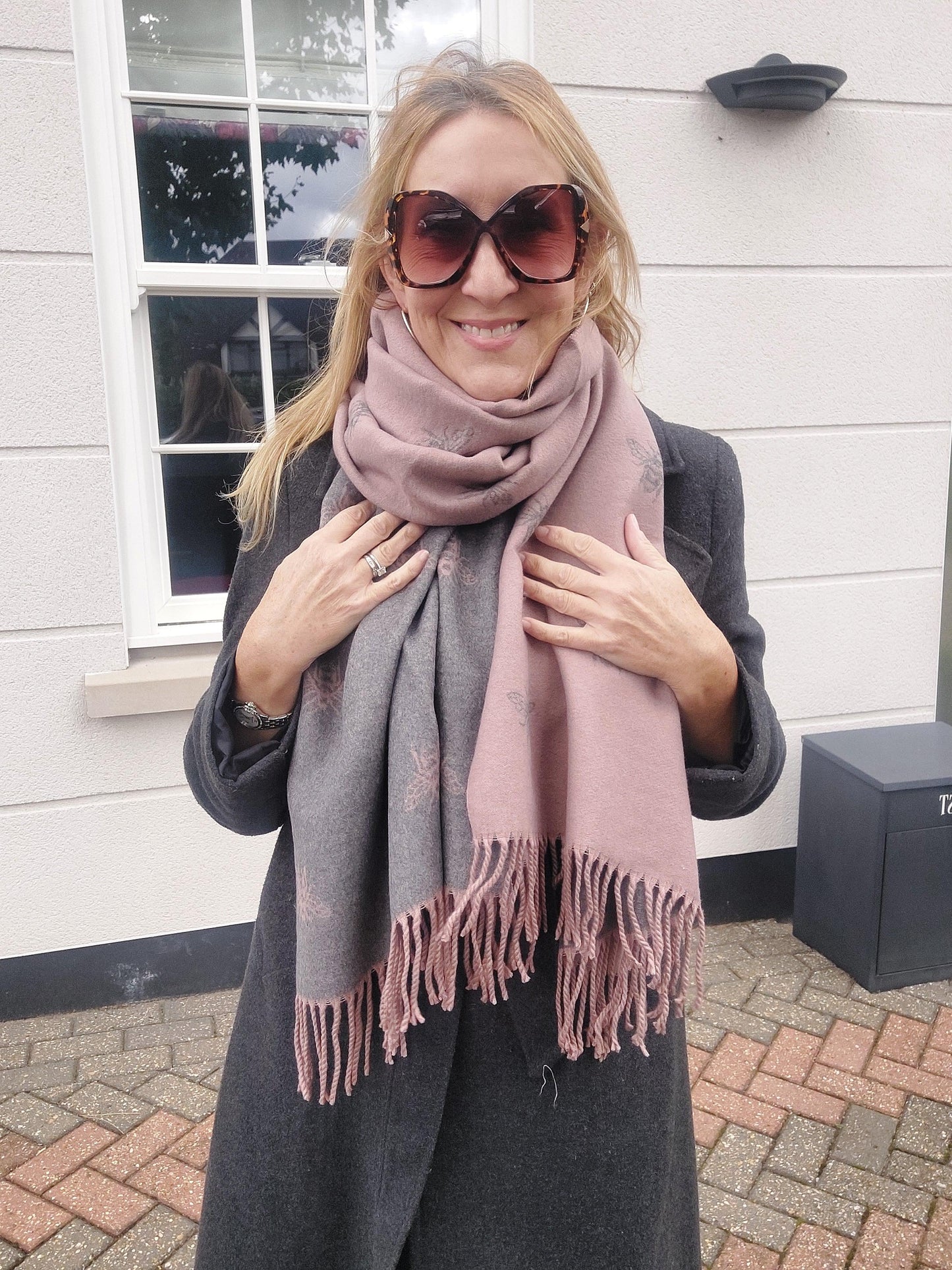 Reversible Bee Motif Cashmere Scarf In Pink