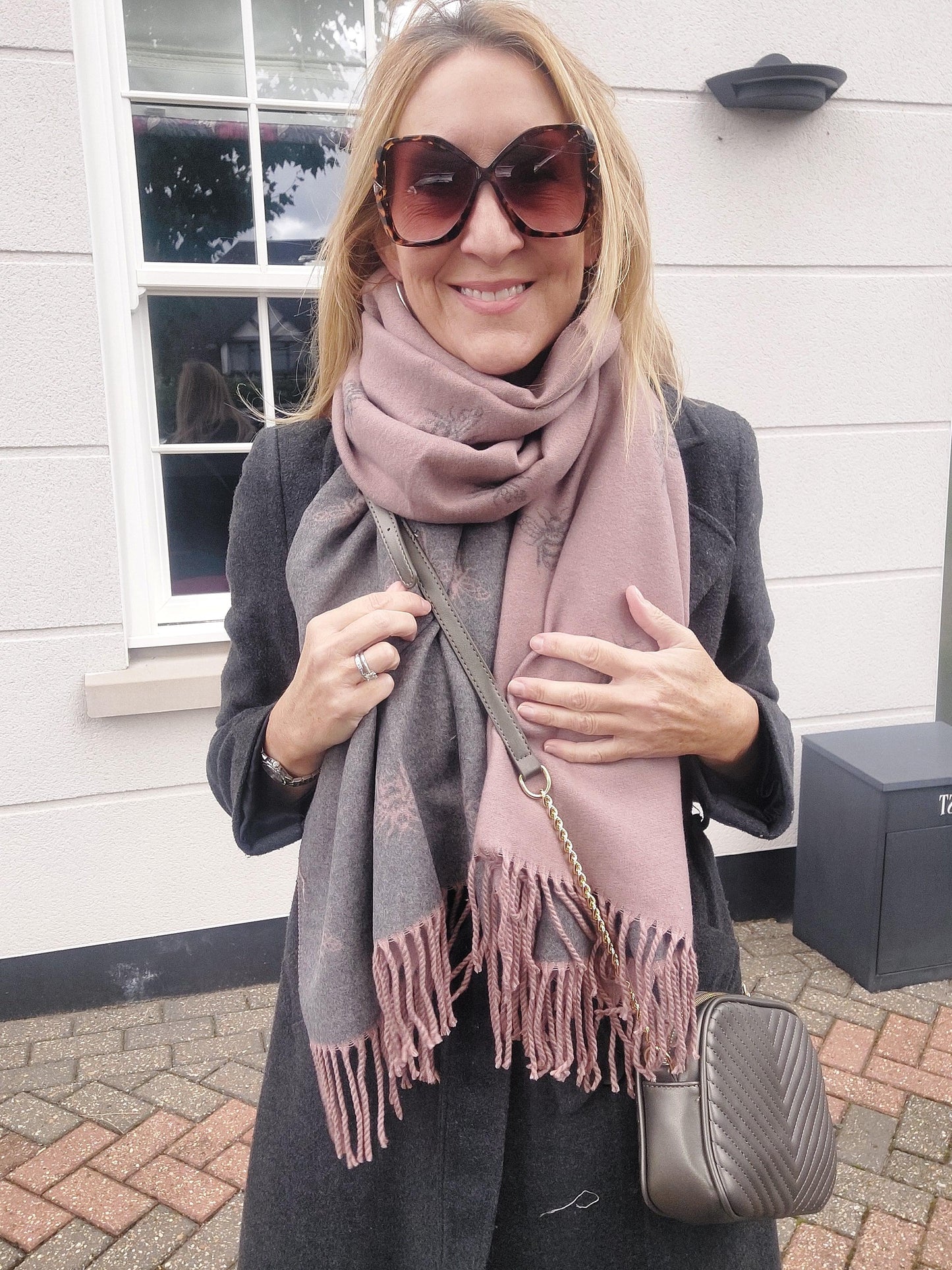 Reversible Bee Motif Cashmere Scarf In Pink