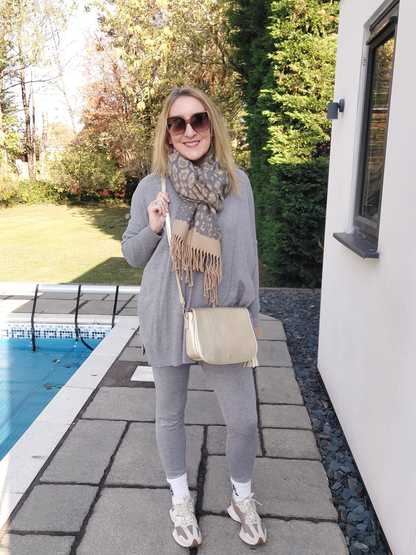 Reversible Leopard Print Cashmere Scarf In Grey/Beige
