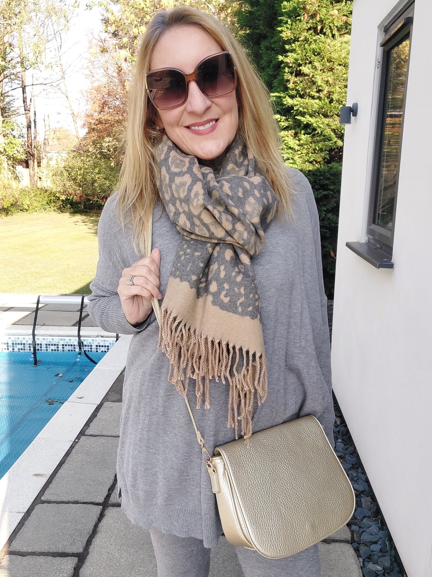 Reversible Leopard Print Cashmere Scarf In Grey/Beige