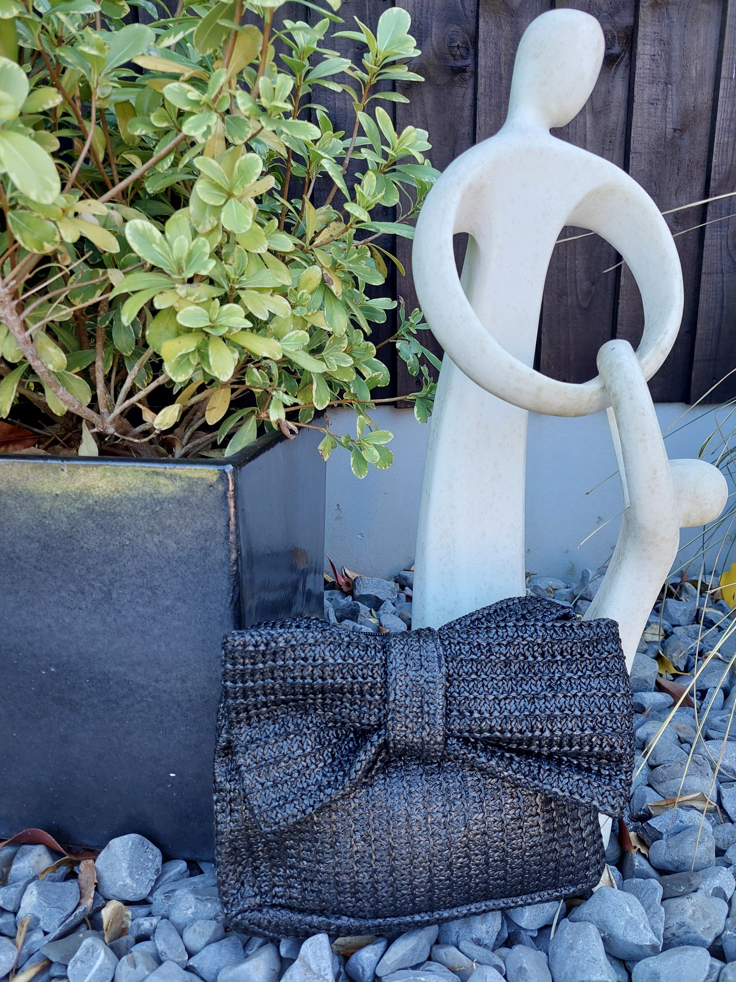 Beach Bow Clutch Bag In Black