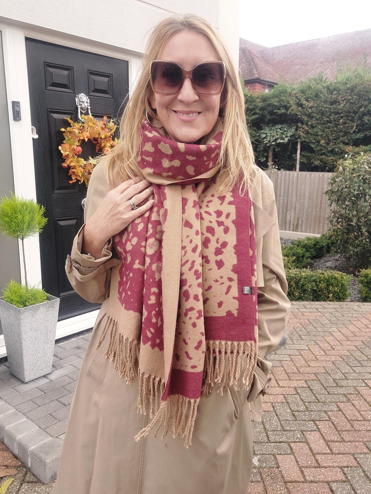 Best Seller⭐Reversible Leopard Print Cashmere Scarf In Red Wine - Filli London