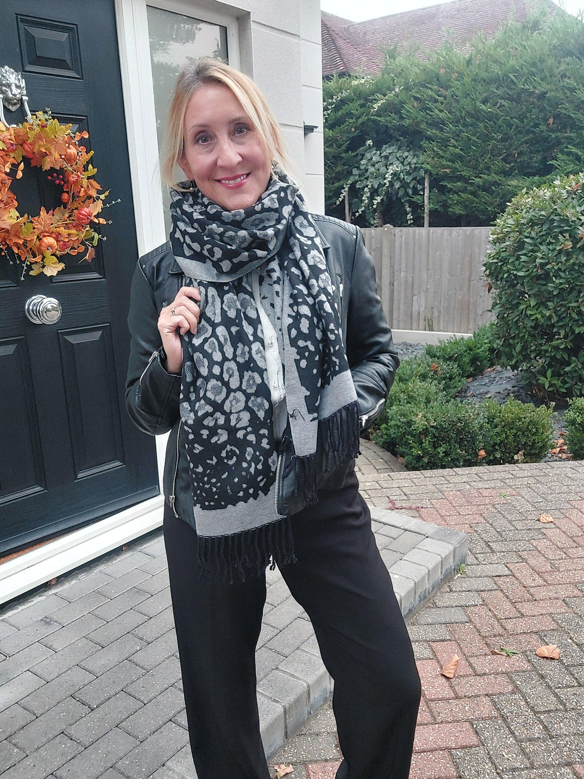 Best Seller⭐Reversible Leopard Print Cashmere Scarf In Black/Grey - Filli London