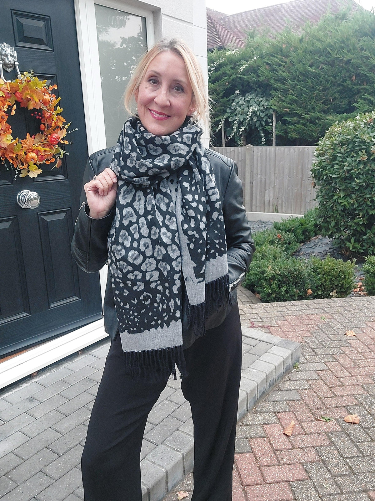 Best Seller⭐Reversible Leopard Print Cashmere Scarf In Black/Grey - Filli London