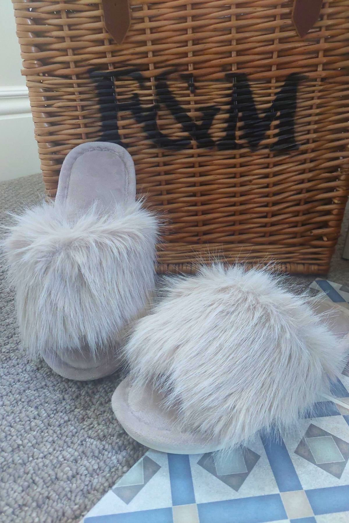 Super Cosy Luxury Fluffy Slippers In Taupe