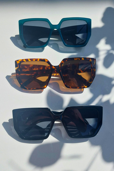 Square Framed Sunglasses In Green - Filli London