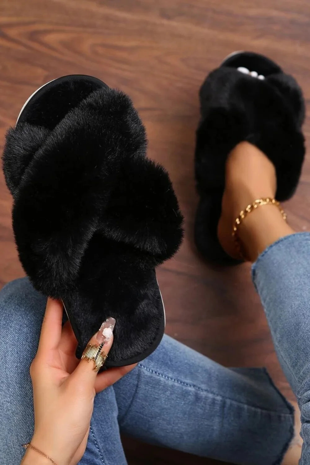 Crossover Snug Faux Fur Slippers In Black