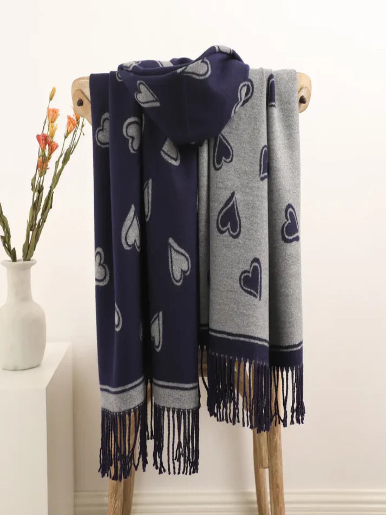 Reversible Heart Print Cashmere Blend Scarf In Navy Blue