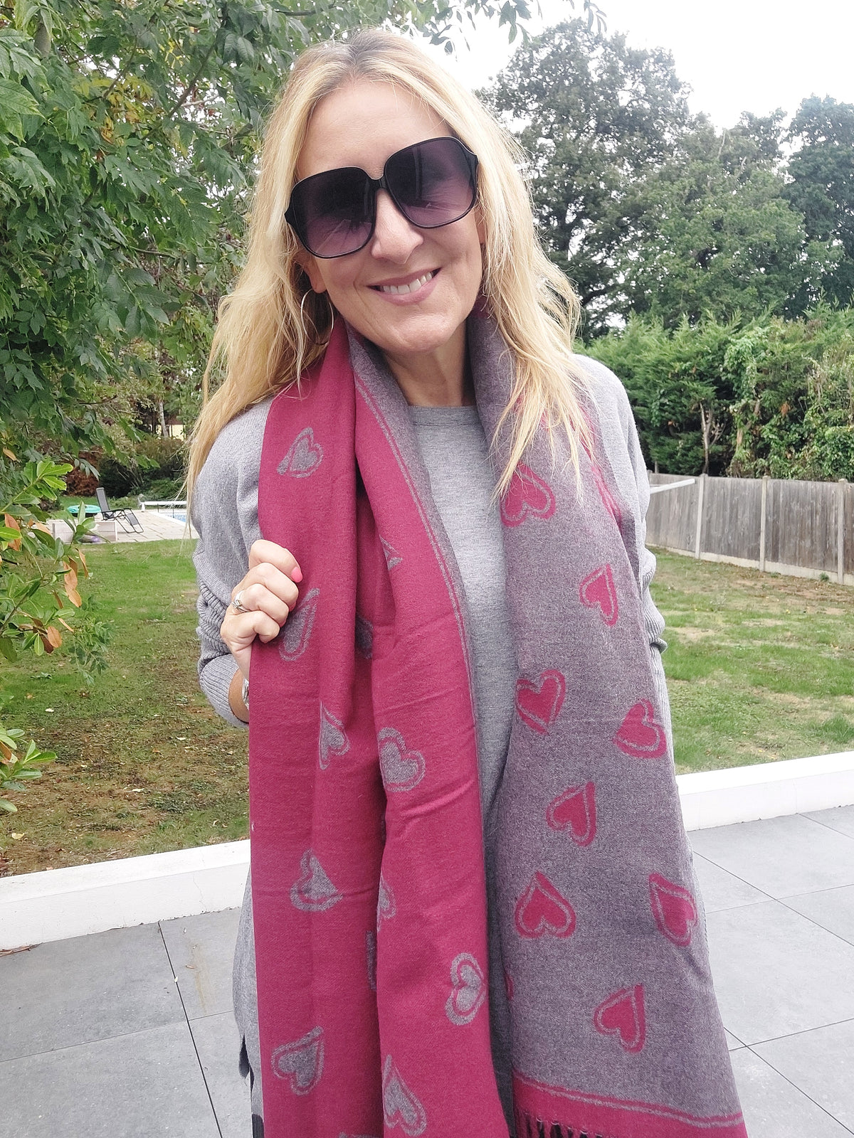 Reversible Heart Print Cashmere Blend Scarf In Wine