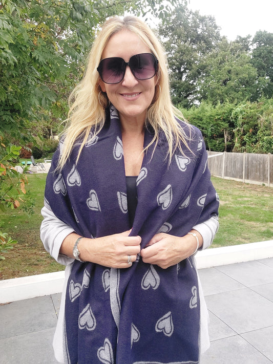 Reversible Heart Print Cashmere Blend Scarf In Navy Blue
