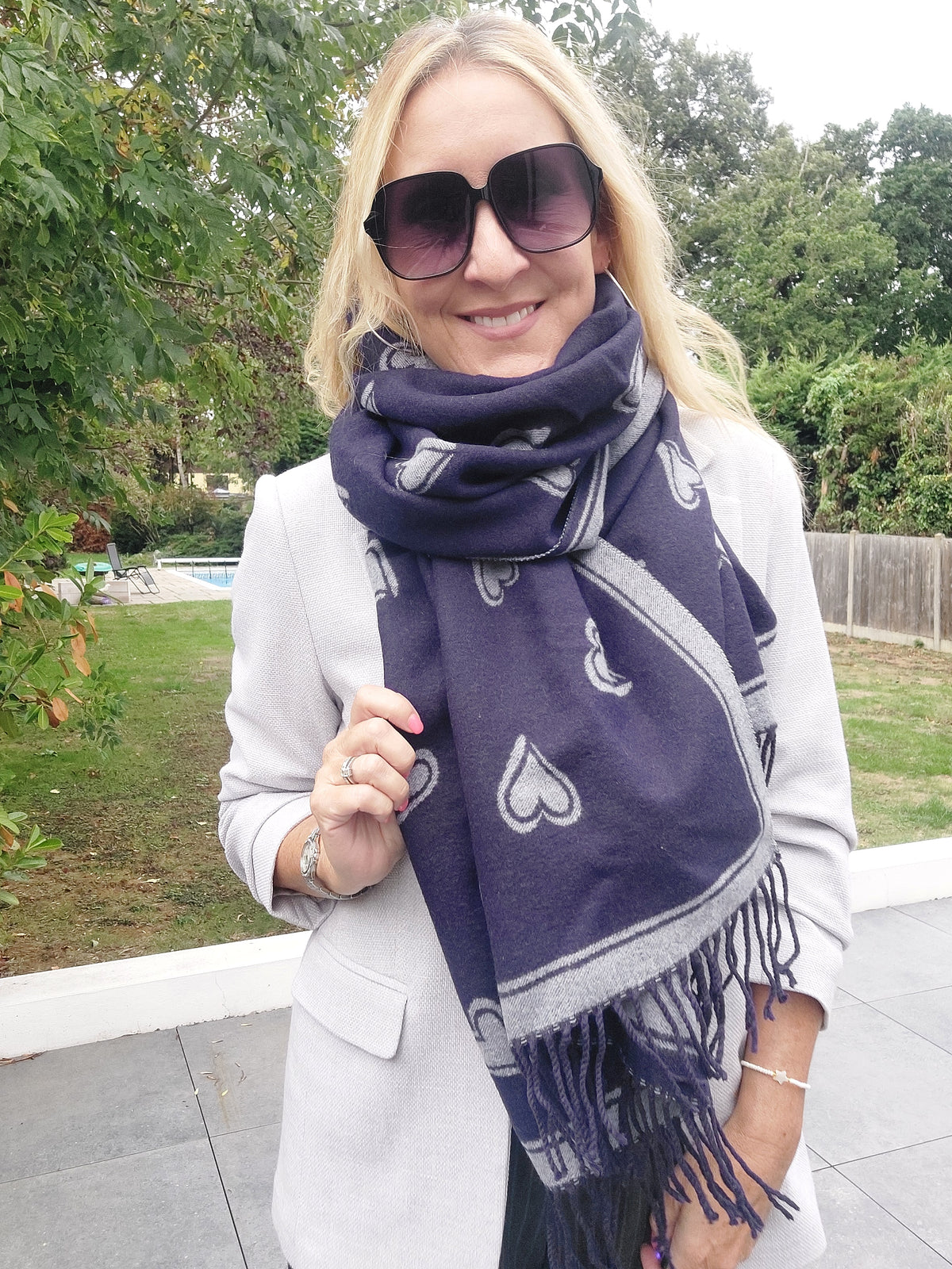 Reversible Heart Print Cashmere Blend Scarf In Navy Blue